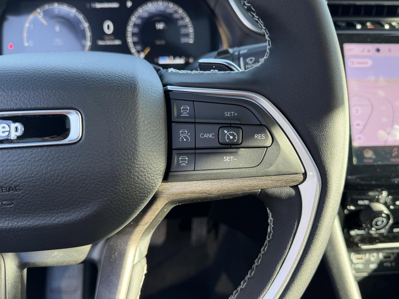 2025 Jeep Grand Cherokee L Limited 4x4 | V6 | Black Appearance Pkg | Pano Sunroof | Remote Start Redwater AB