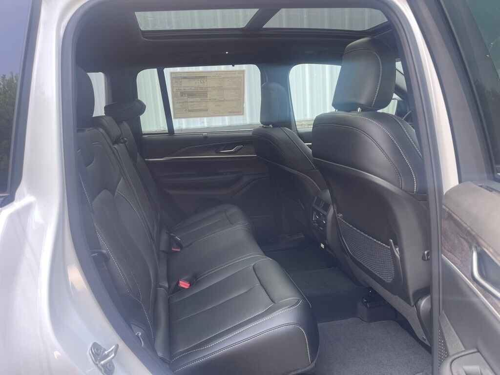 2025 Jeep Grand Cherokee LIMITED 4X4 Orange MA