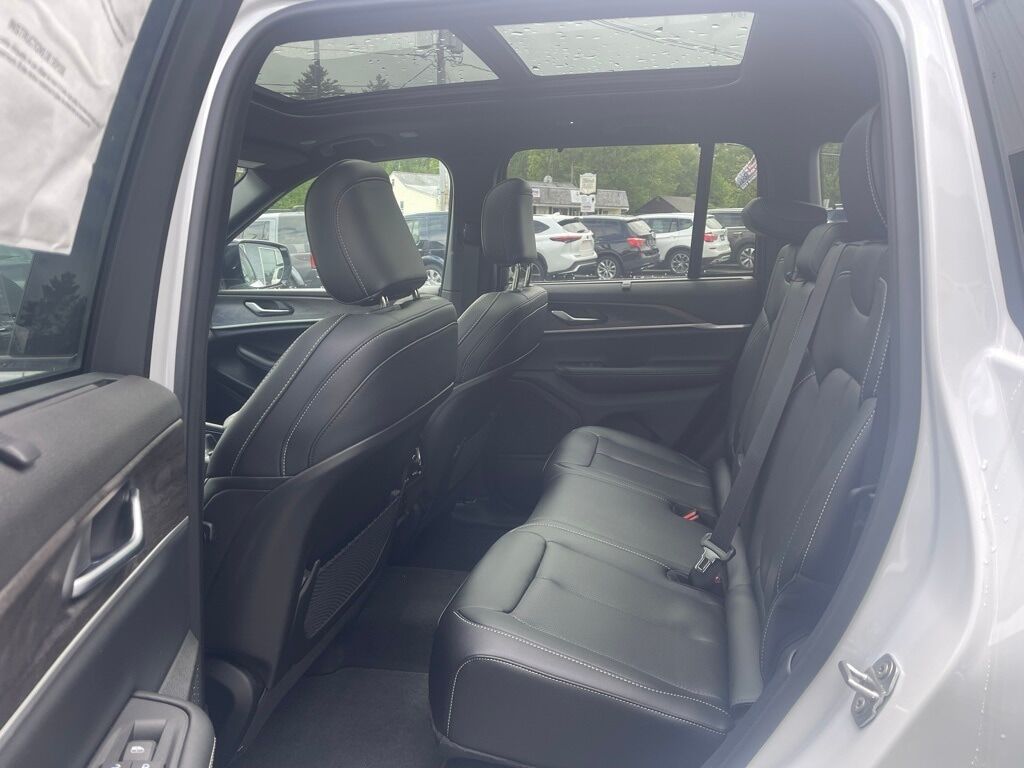 2025 Jeep Grand Cherokee LIMITED 4X4 Orange MA