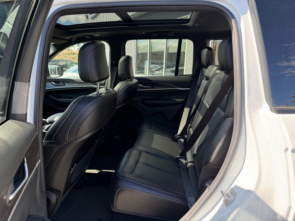 2025 Jeep Grand Cherokee LIMITED 4X4 Orange MA