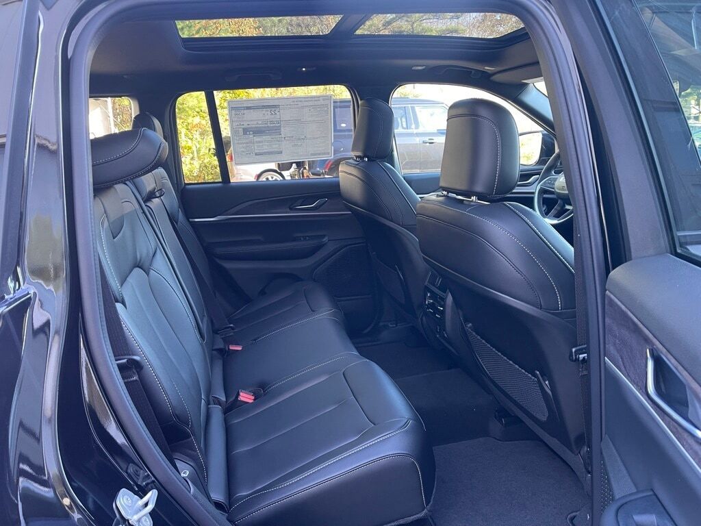 2025 Jeep Grand Cherokee LIMITED 4X4 Orange MA