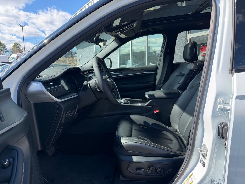 2025 Jeep Grand Cherokee LIMITED 4X4 Orange MA