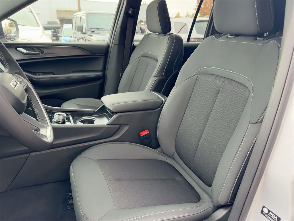 2025 Jeep Grand Cherokee Laredo Gresham OR