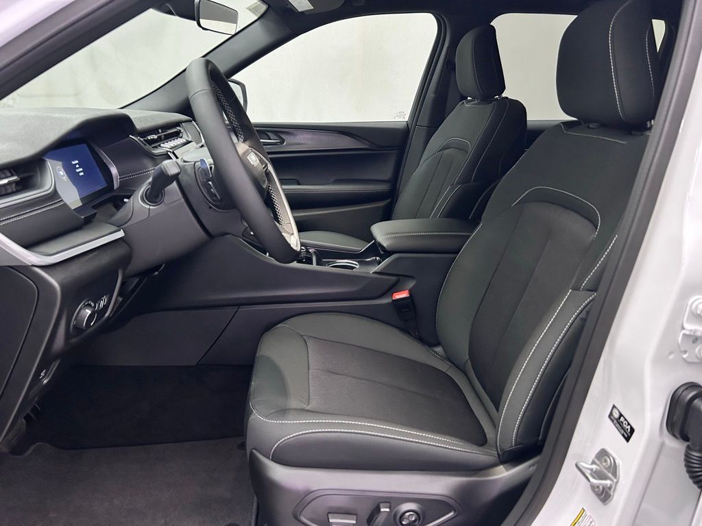 2025 Jeep Grand Cherokee Laredo Portland OR