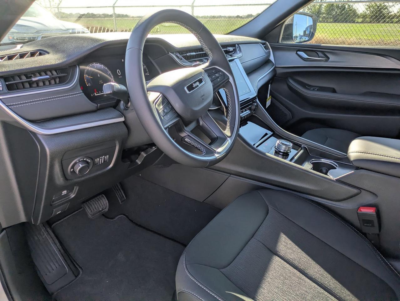 2025 Jeep Grand Cherokee Laredo X Castroville TX