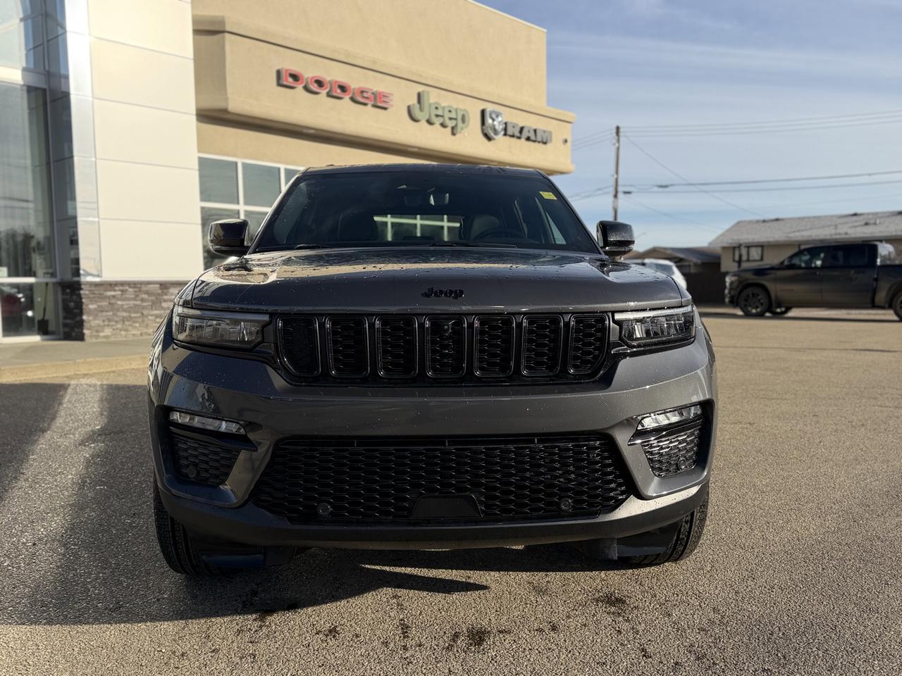 2025 Jeep Grand Cherokee Limited 4x4 | V6 | Capri Leatherette | Pano Sunroof | Towing | Heated Vented Seats Redwater AB