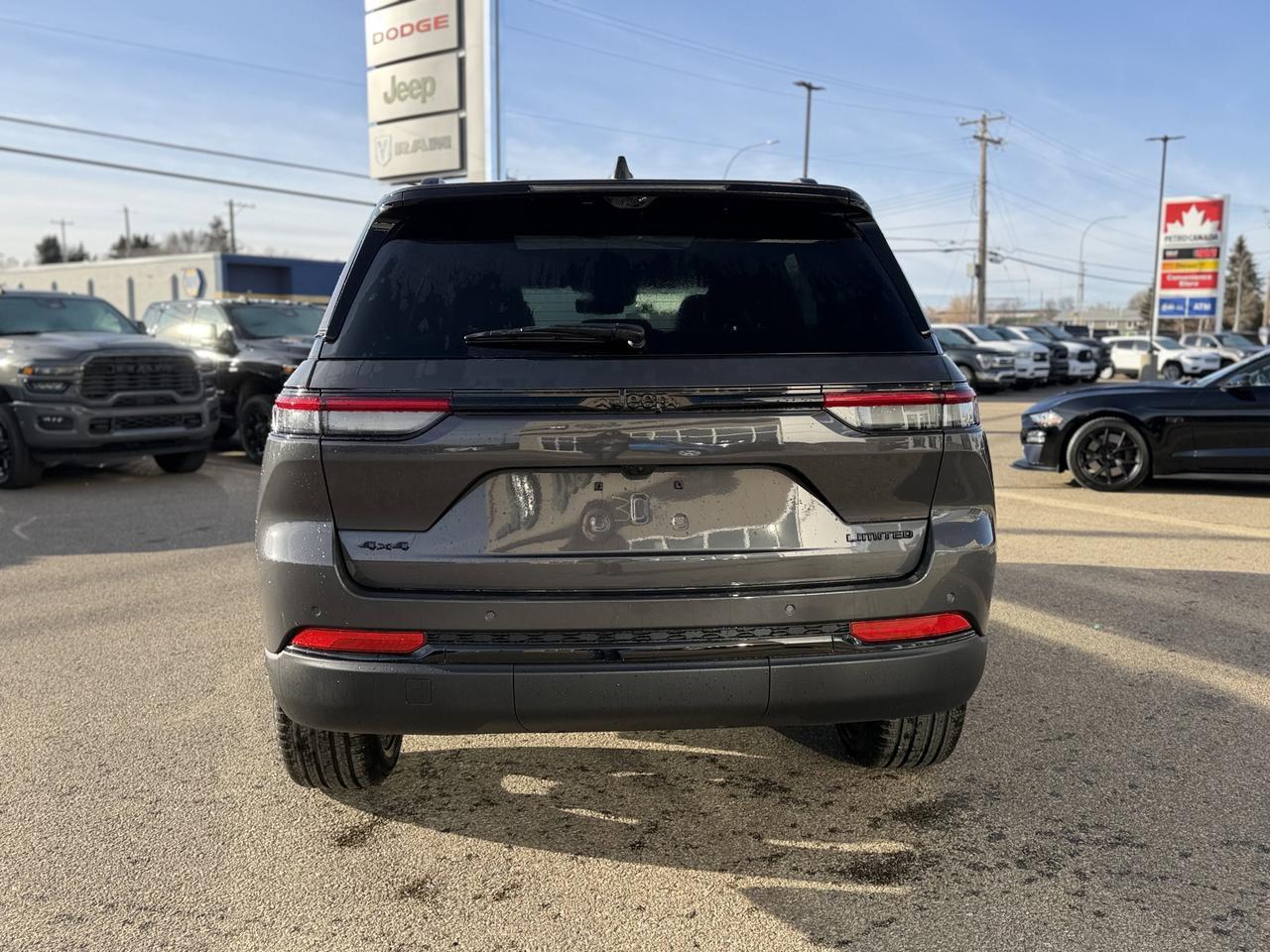 2025 Jeep Grand Cherokee Limited 4x4 | V6 | Capri Leatherette | Pano Sunroof | Towing | Heated Vented Seats Redwater AB