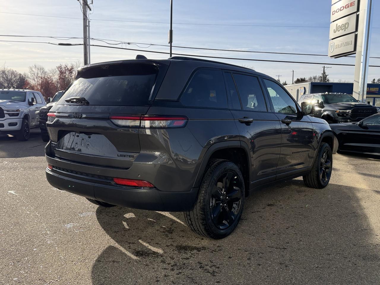 2025 Jeep Grand Cherokee Limited 4x4 | V6 | Capri Leatherette | Pano Sunroof | Towing | Heated Vented Seats Redwater AB