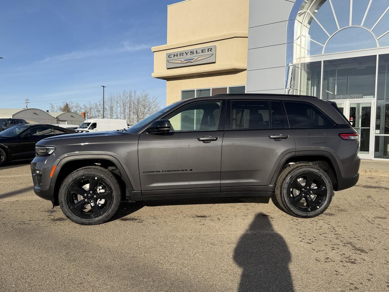 2025 Jeep Grand Cherokee Limited 4x4 | V6 | Capri Leatherette | Pano Sunroof | Towing | Heated Vented Seats Redwater AB