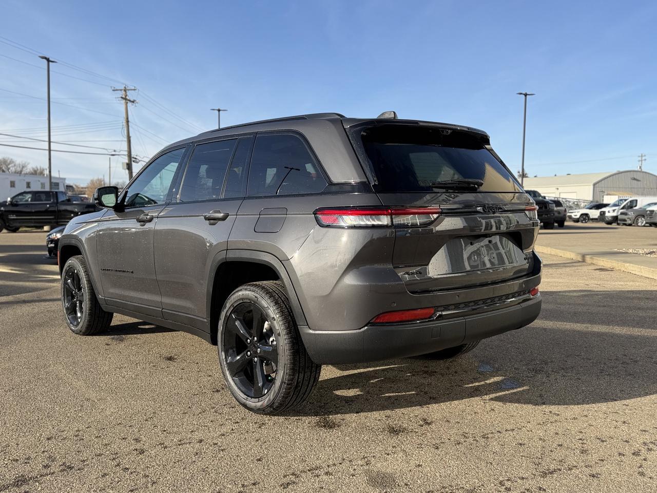 2025 Jeep Grand Cherokee Limited 4x4 | V6 | Capri Leatherette | Pano Sunroof | Towing | Heated Vented Seats Redwater AB