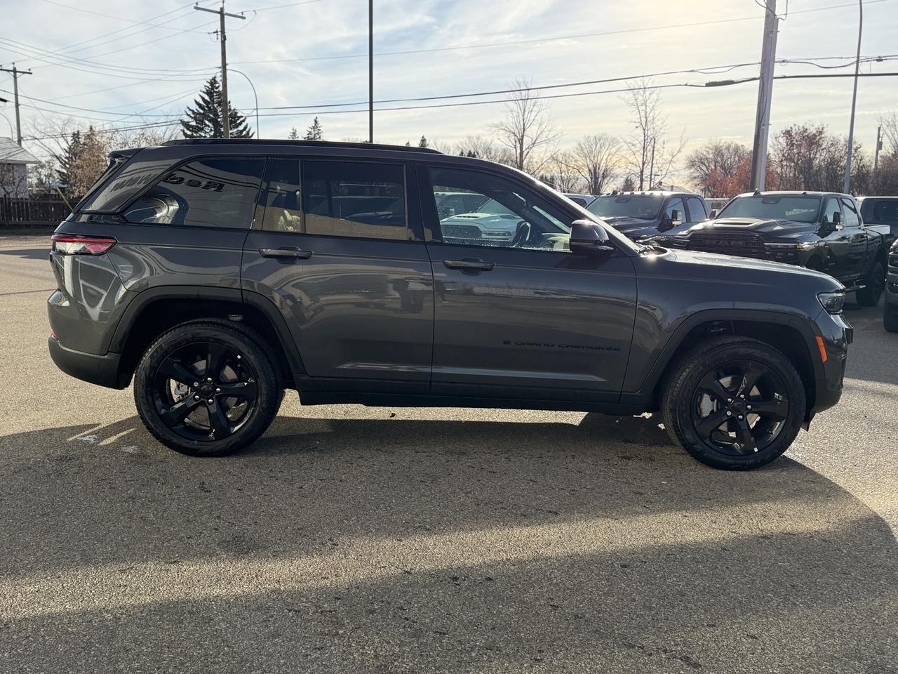 2025 Jeep Grand Cherokee Limited 4x4 | V6 | Capri Leatherette | Pano Sunroof | Towing | Heated Vented Seats Redwater AB