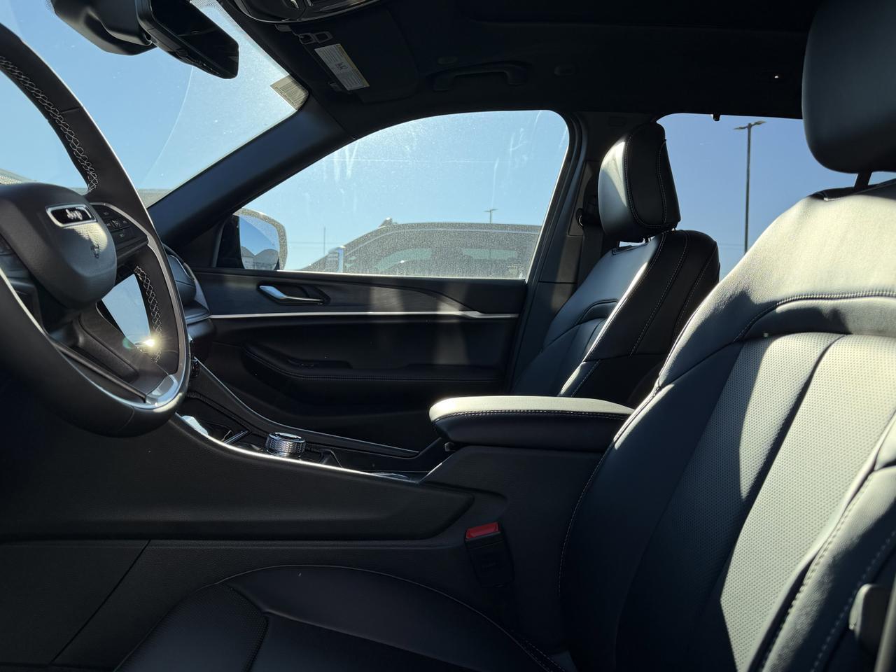 2025 Jeep Grand Cherokee Limited 4x4 | V6 | Capri Leatherette | Pano Sunroof | Towing | Heated Vented Seats Redwater AB