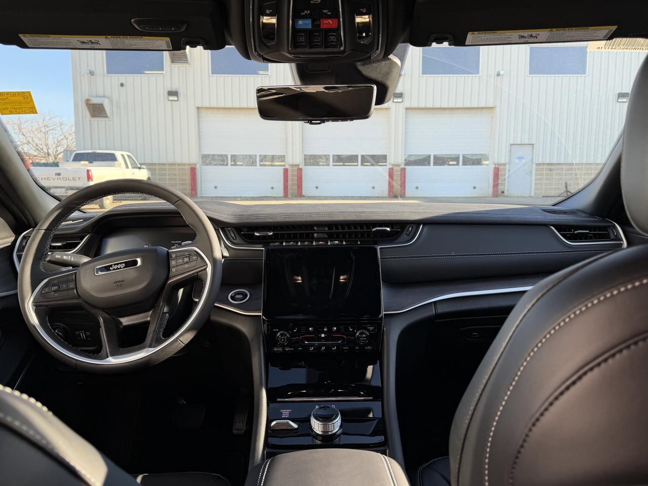 2025 Jeep Grand Cherokee Limited 4x4 | V6 | Capri Leatherette | Pano Sunroof | Towing | Heated Vented Seats Redwater AB