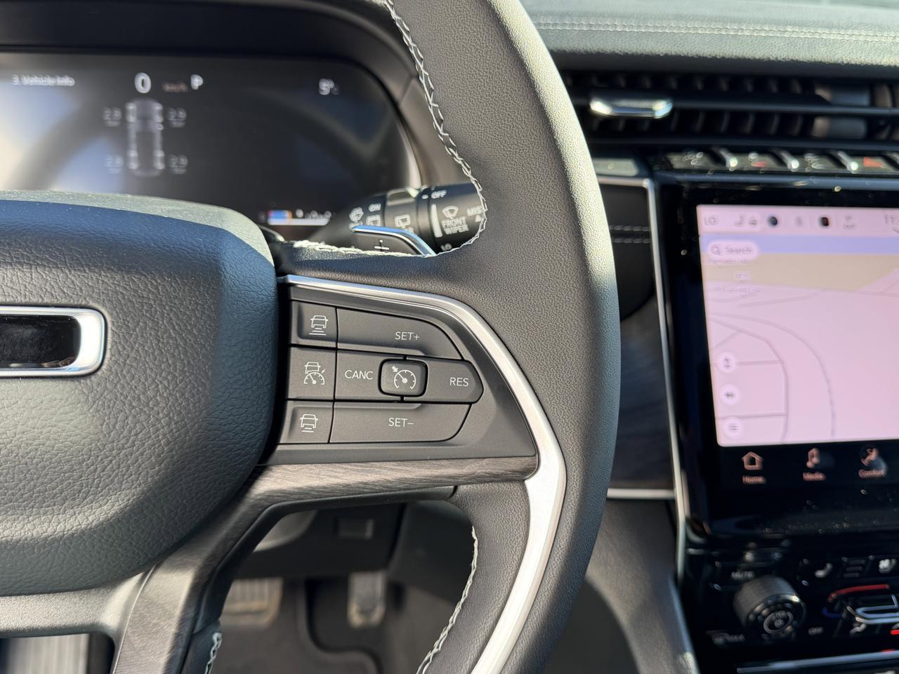 2025 Jeep Grand Cherokee Limited 4x4 | V6 | Capri Leatherette | Pano Sunroof | Towing | Heated Vented Seats Redwater AB