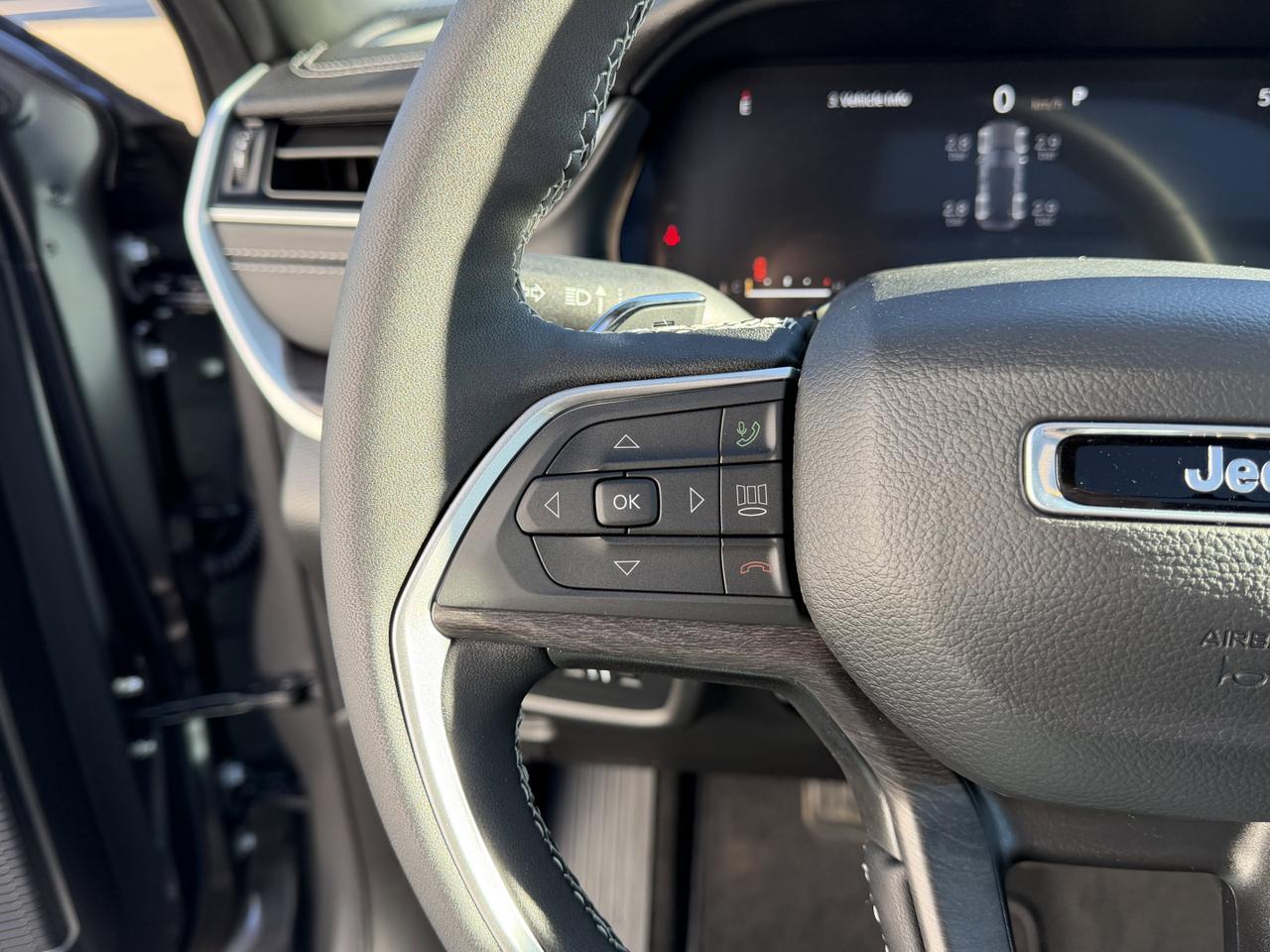 2025 Jeep Grand Cherokee Limited 4x4 | V6 | Capri Leatherette | Pano Sunroof | Towing | Heated Vented Seats Redwater AB