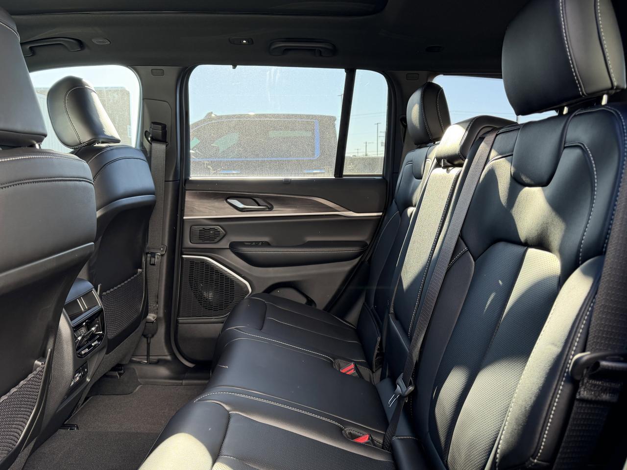 2025 Jeep Grand Cherokee Limited 4x4 | V6 | Capri Leatherette | Pano Sunroof | Towing | Heated Vented Seats Redwater AB