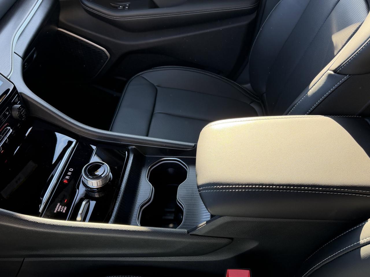 2025 Jeep Grand Cherokee Limited 4x4 | V6 | Capri Leatherette | Pano Sunroof | Towing | Heated Vented Seats Redwater AB