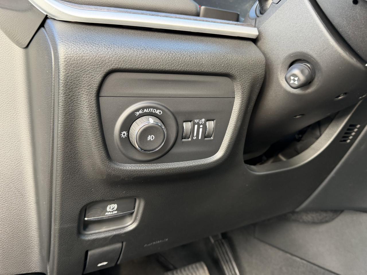 2025 Jeep Grand Cherokee Limited 4x4 | V6 | Capri Leatherette | Pano Sunroof | Towing | Heated Vented Seats Redwater AB