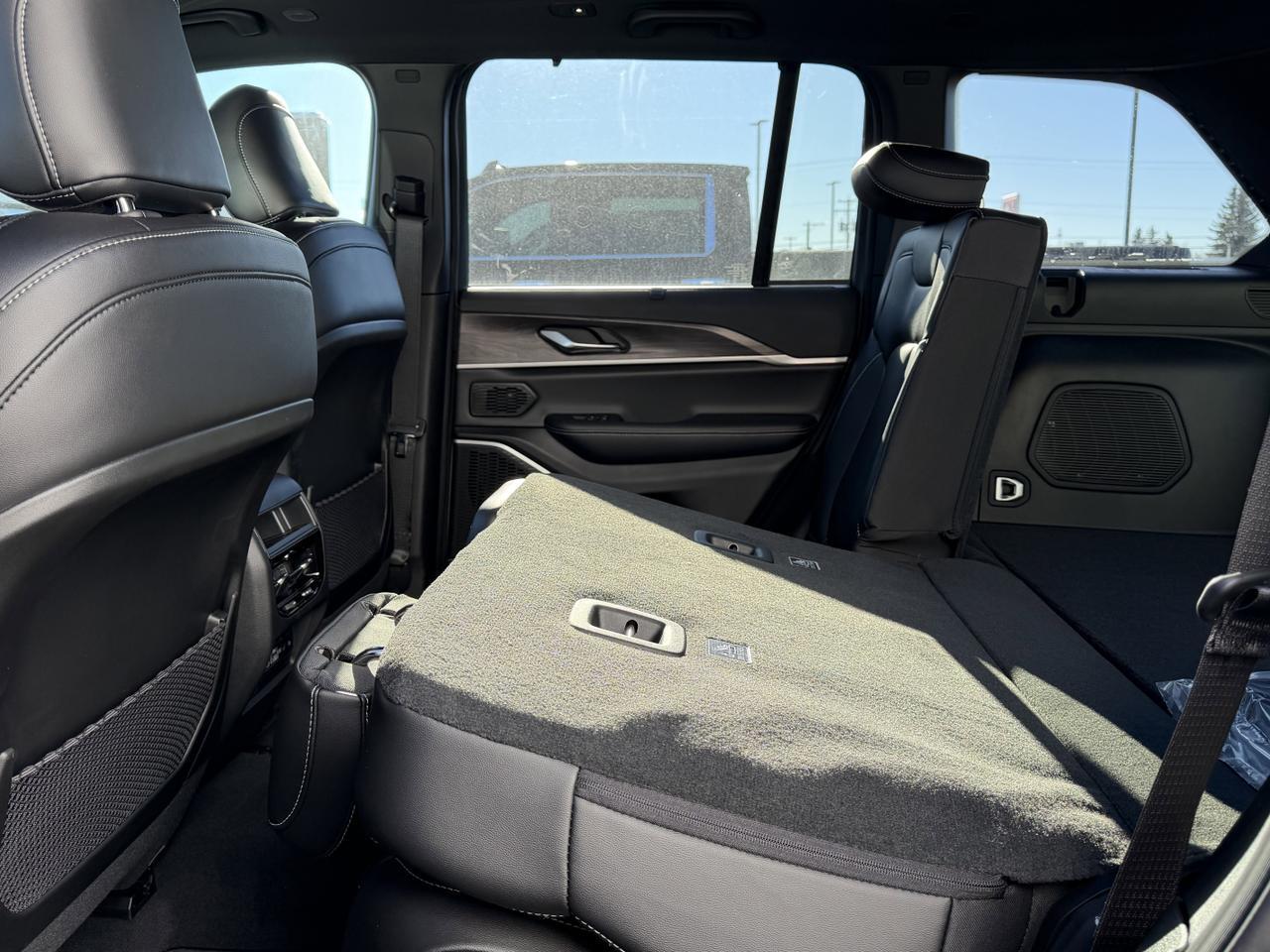 2025 Jeep Grand Cherokee Limited 4x4 | V6 | Capri Leatherette | Pano Sunroof | Towing | Heated Vented Seats Redwater AB