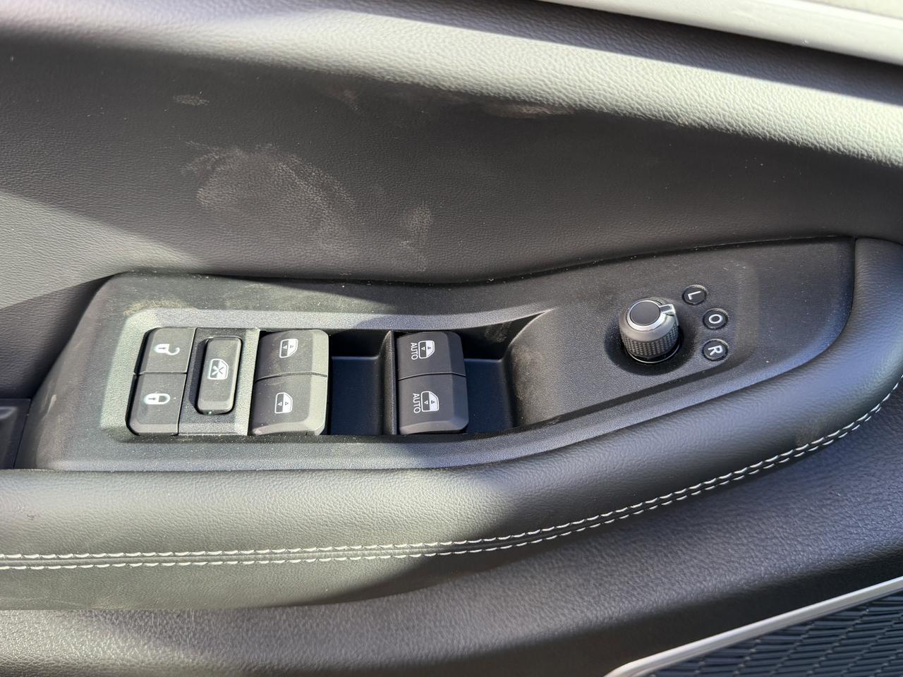 2025 Jeep Grand Cherokee Limited 4x4 | V6 | Capri Leatherette | Pano Sunroof | Towing | Heated Vented Seats Redwater AB