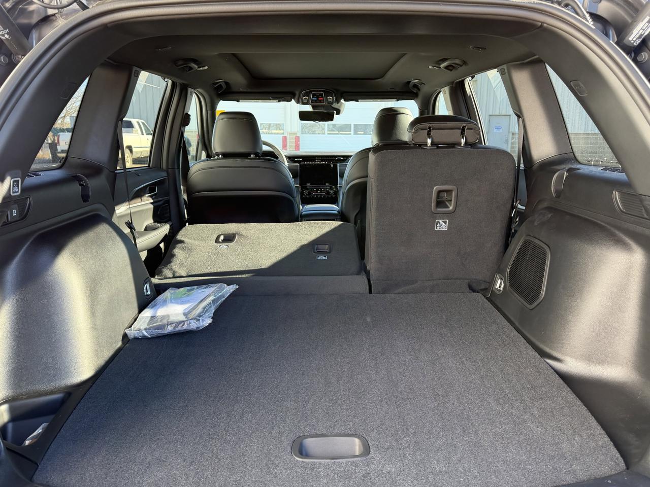 2025 Jeep Grand Cherokee Limited 4x4 | V6 | Capri Leatherette | Pano Sunroof | Towing | Heated Vented Seats Redwater AB