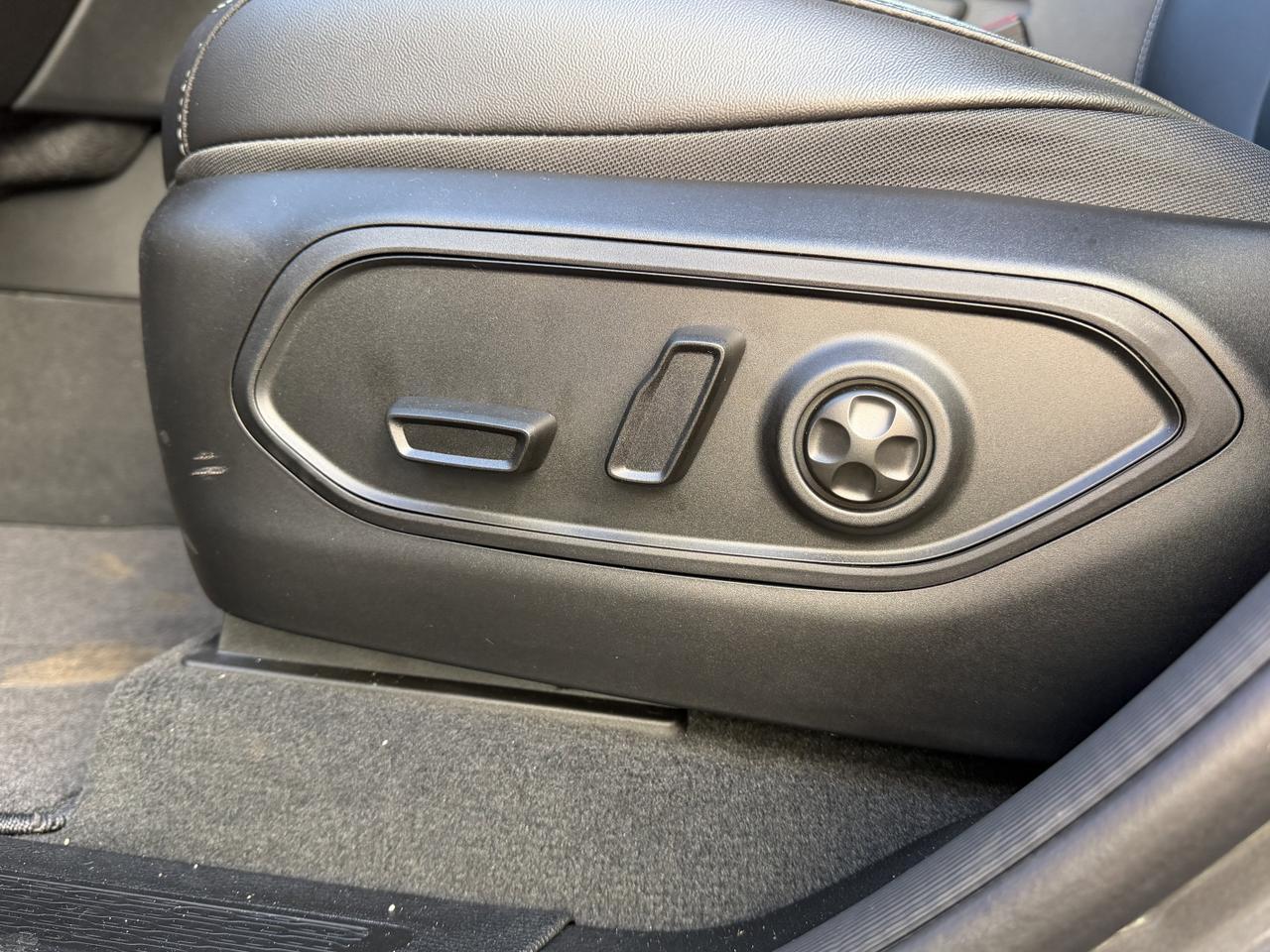 2025 Jeep Grand Cherokee Limited 4x4 | V6 | Capri Leatherette | Pano Sunroof | Towing | Heated Vented Seats Redwater AB