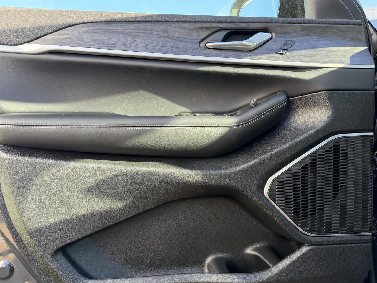 2025 Jeep Grand Cherokee Limited 4x4 | V6 | Capri Leatherette | Pano Sunroof | Towing | Heated Vented Seats Redwater AB