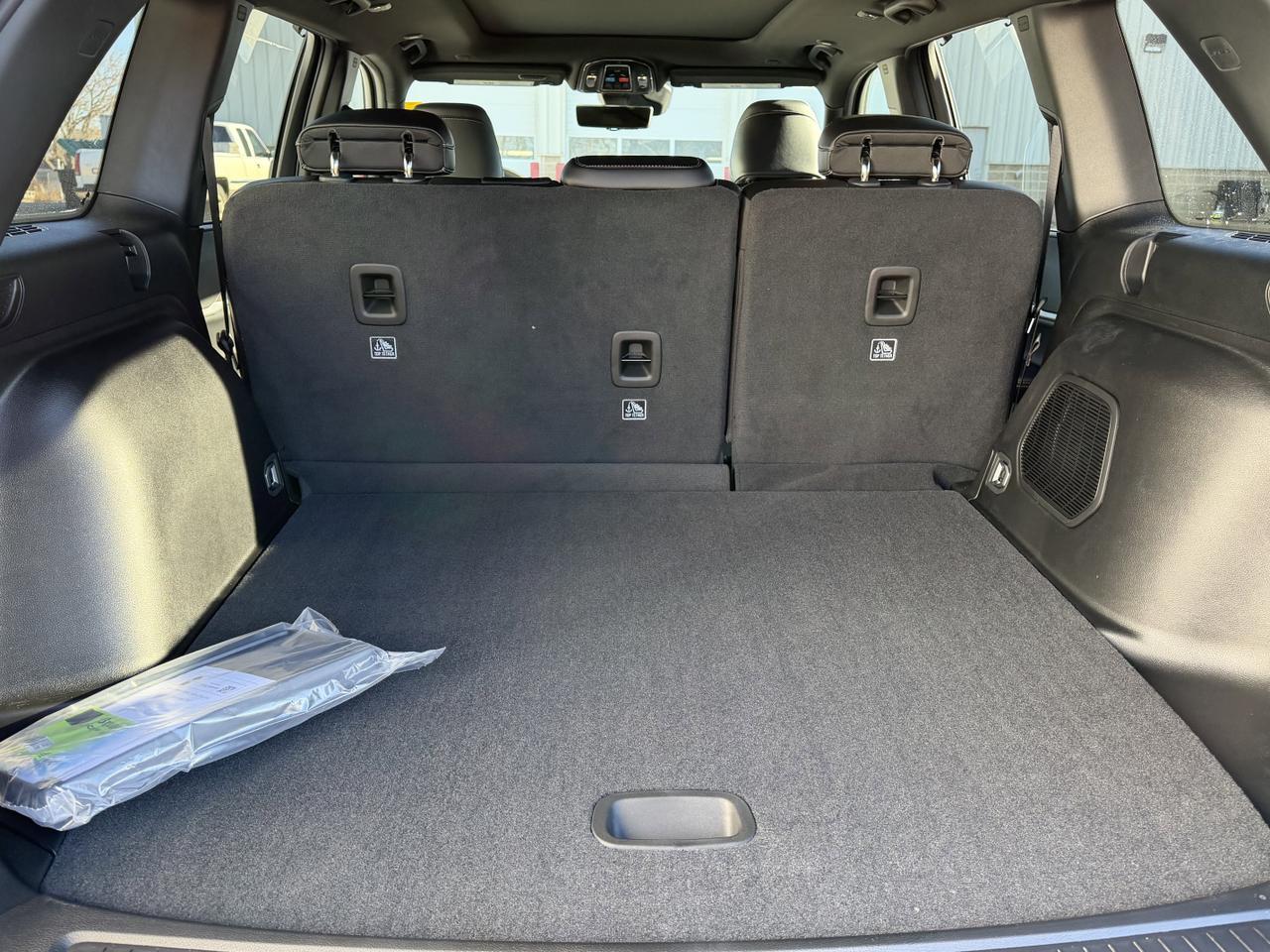 2025 Jeep Grand Cherokee Limited 4x4 | V6 | Capri Leatherette | Pano Sunroof | Towing | Heated Vented Seats Redwater AB