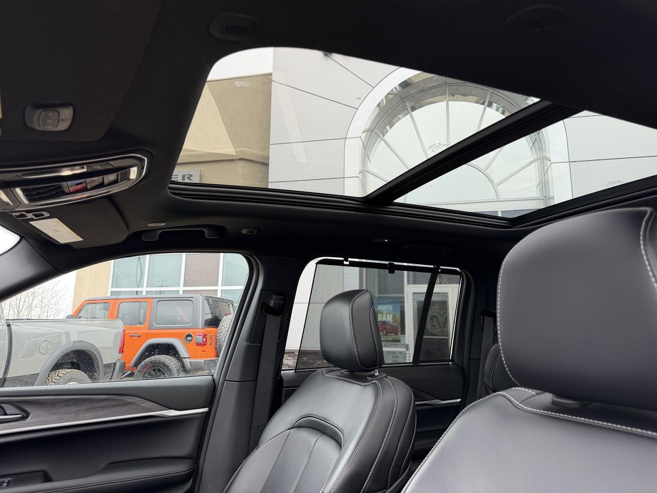 2025 Jeep Grand Cherokee Limited 4x4 | V6 | Luxury Tech | Pano Sunroof | NAV | Backup Camera I Black Package I Heated Seats Redwater AB