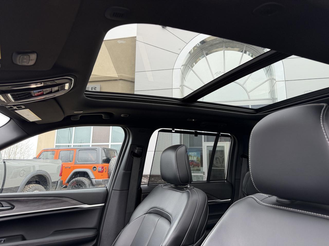 2025 Jeep Grand Cherokee Limited 4x4 | V6 | Luxury Tech | Pano Sunroof | NAV | Backup Camera I Black Package I Heated Seats Redwater AB