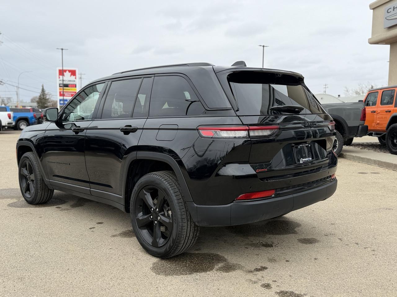 2025 Jeep Grand Cherokee Limited 4x4 | V6 | Luxury Tech | Pano Sunroof | NAV | Backup Camera I Black Package I Heated Seats Redwater AB