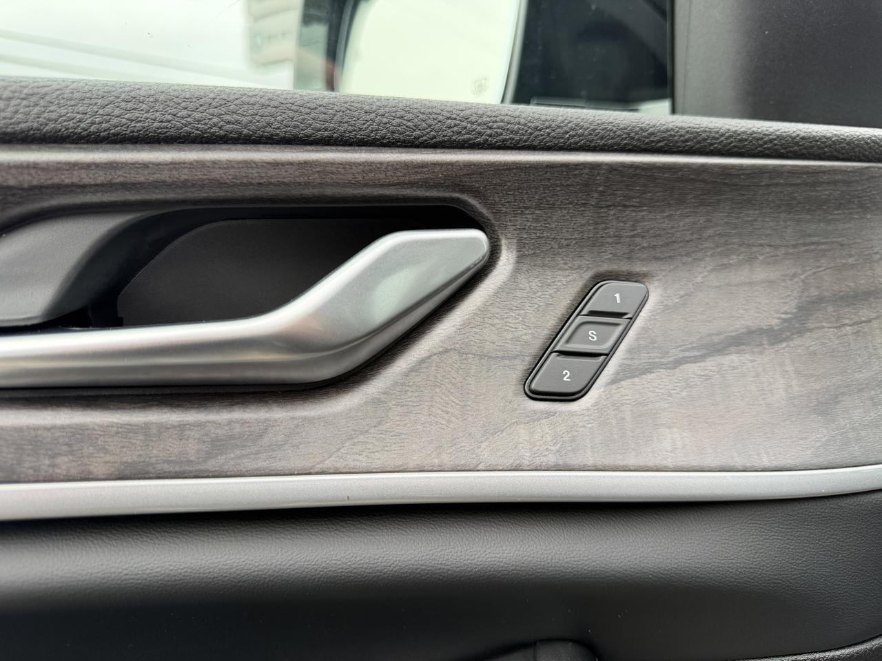 2025 Jeep Grand Cherokee Limited 4x4 | V6 | Luxury Tech | Pano Sunroof | NAV | Backup Camera I Black Package I Heated Seats Redwater AB