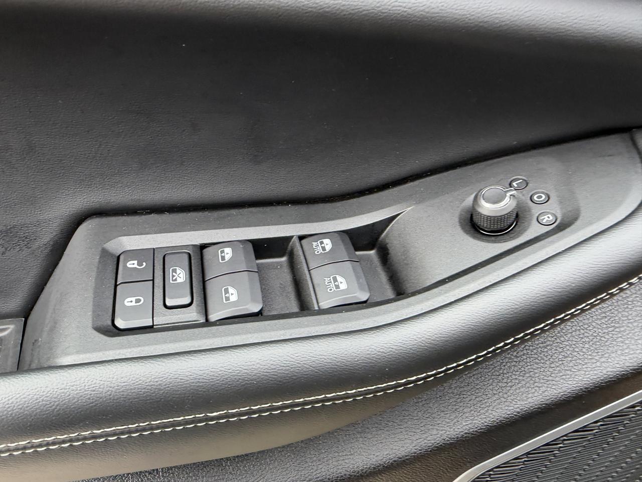 2025 Jeep Grand Cherokee Limited 4x4 | V6 | Luxury Tech | Pano Sunroof | NAV | Backup Camera I Black Package I Heated Seats Redwater AB