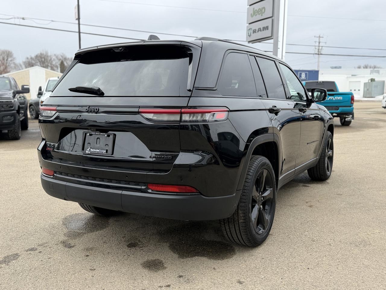 2025 Jeep Grand Cherokee Limited 4x4 | V6 | Luxury Tech | Pano Sunroof | NAV | Backup Camera I Black Package I Heated Seats Redwater AB