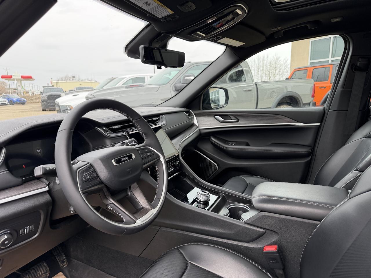 2025 Jeep Grand Cherokee Limited 4x4 | V6 | Luxury Tech | Pano Sunroof | NAV | Backup Camera I Black Package I Heated Seats Redwater AB