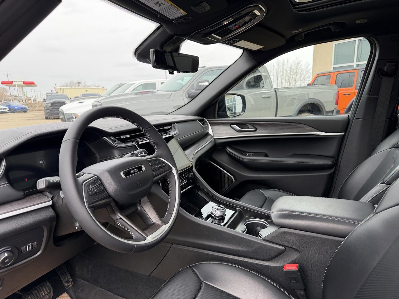 2025 Jeep Grand Cherokee Limited 4x4 | V6 | Luxury Tech | Pano Sunroof | NAV | Backup Camera I Black Package I Heated Seats Redwater AB