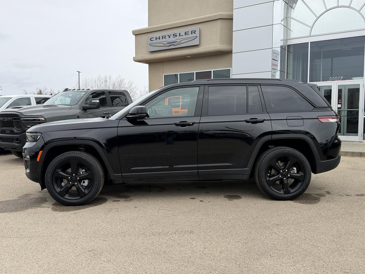 2025 Jeep Grand Cherokee Limited 4x4 | V6 | Luxury Tech | Pano Sunroof | NAV | Backup Camera I Black Package I Heated Seats