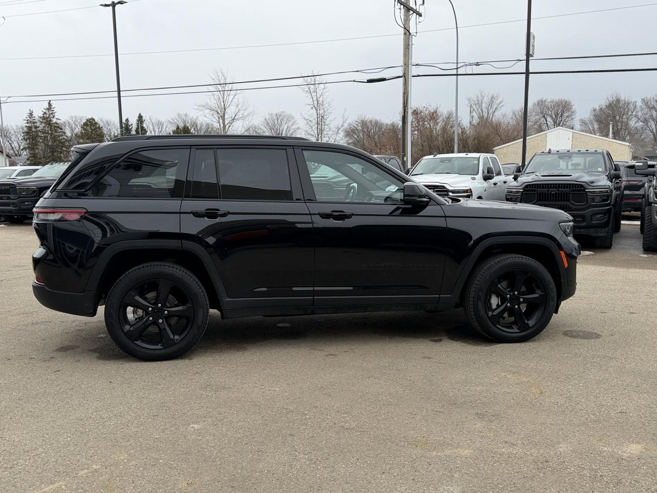 2025 Jeep Grand Cherokee Limited 4x4 | V6 | Luxury Tech | Pano Sunroof | NAV | Backup Camera I Black Package I Heated Seats Redwater AB