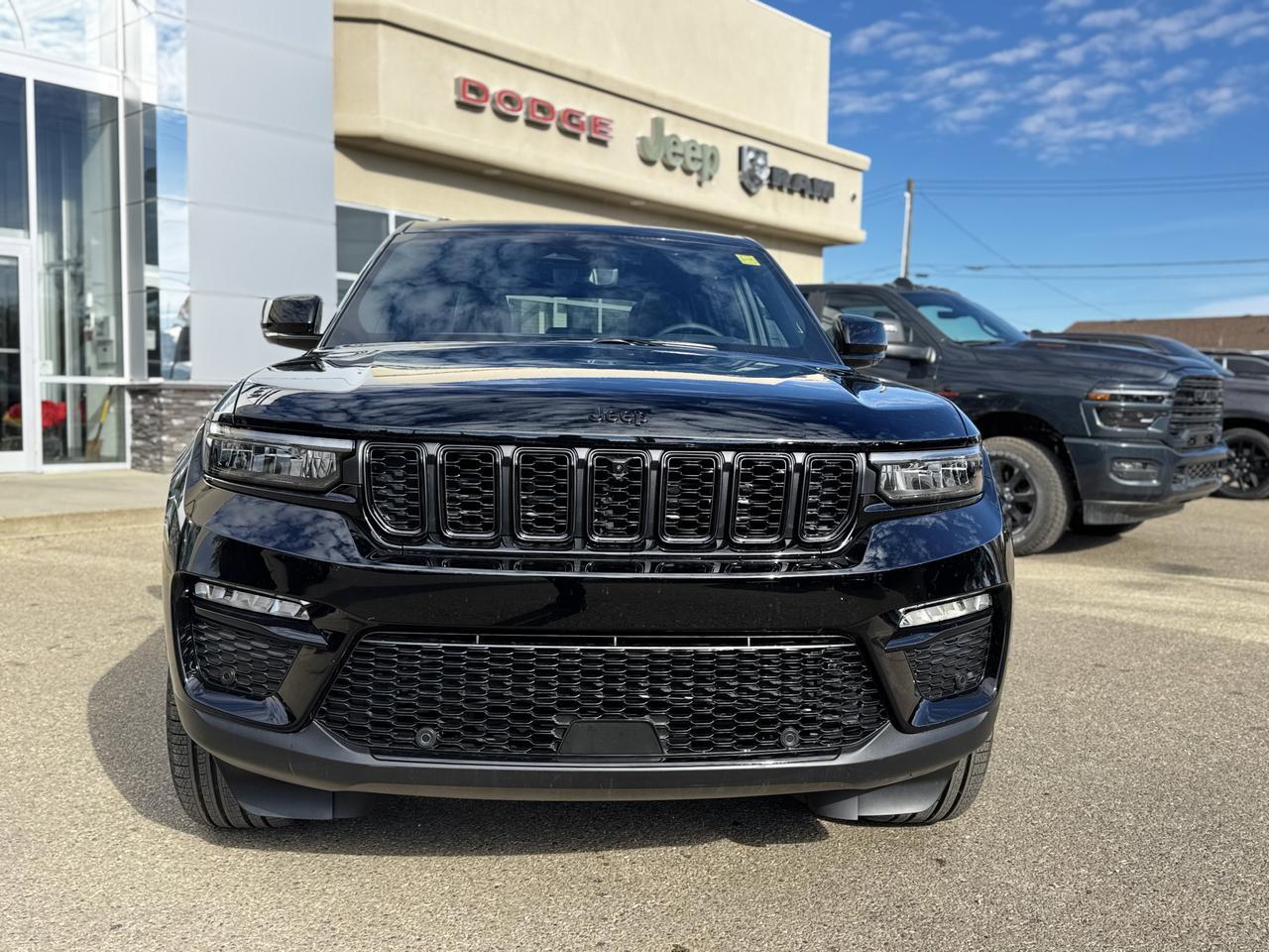 2025 Jeep Grand Cherokee Limited 4x4 | V6 | Luxury Tech | Pano Sunroof | NAV | Backup Camera I Black Package I Heated Seats Redwater AB