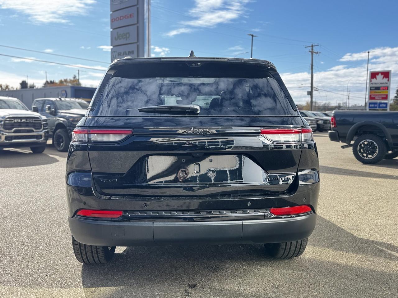 2025 Jeep Grand Cherokee Limited 4x4 | V6 | Luxury Tech | Pano Sunroof | NAV | Backup Camera I Black Package I Heated Seats Redwater AB