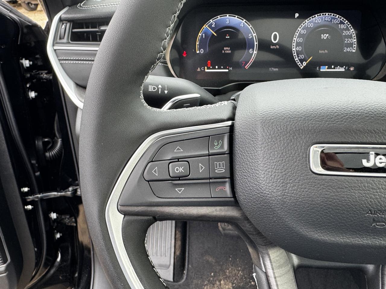 2025 Jeep Grand Cherokee Limited 4x4 | V6 | Luxury Tech | Pano Sunroof | NAV | Backup Camera I Black Package I Heated Seats Redwater AB