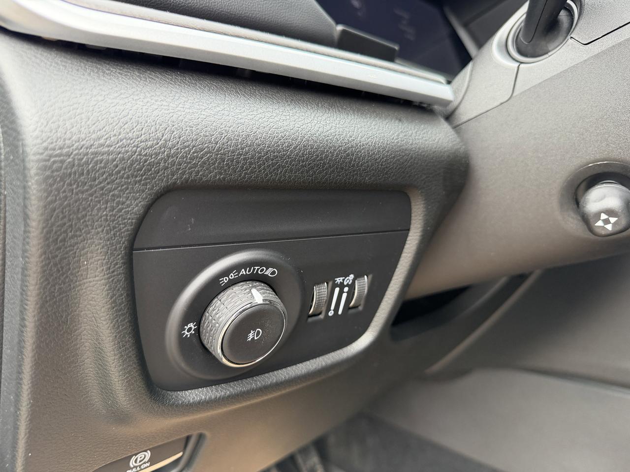 2025 Jeep Grand Cherokee Limited 4x4 | V6 | Luxury Tech | Pano Sunroof | NAV | Backup Camera I Black Package I Heated Seats Redwater AB