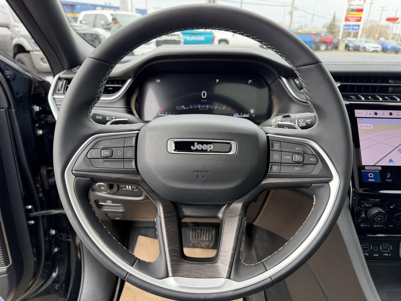 2025 Jeep Grand Cherokee Limited 4x4 | V6 | Luxury Tech | Pano Sunroof | NAV | Backup Camera I Black Package I Heated Seats Redwater AB