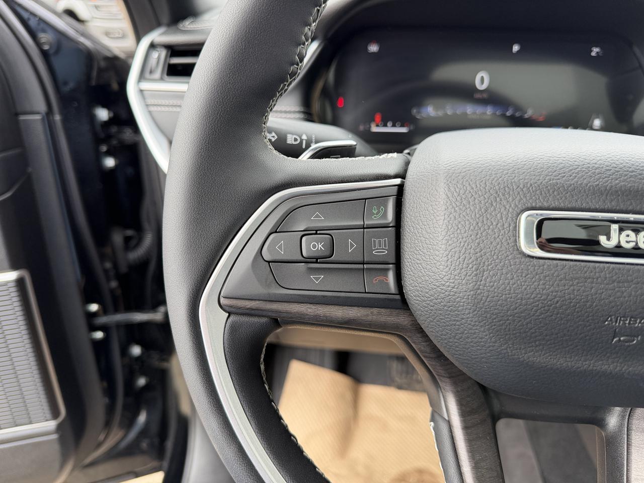 2025 Jeep Grand Cherokee Limited 4x4 | V6 | Luxury Tech | Pano Sunroof | NAV | Backup Camera I Black Package I Heated Seats Redwater AB