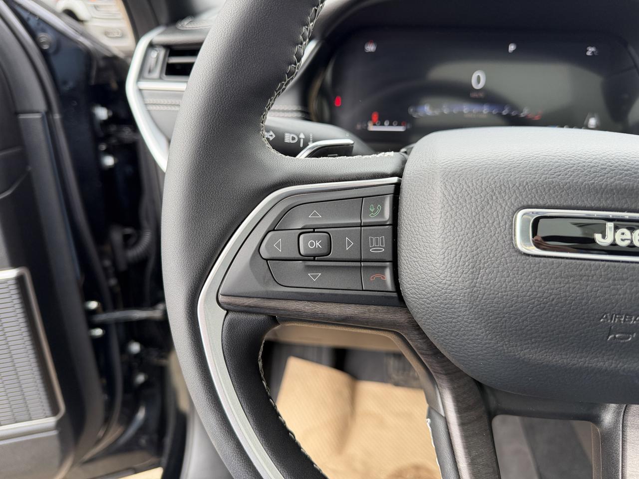 2025 Jeep Grand Cherokee Limited 4x4 | V6 | Luxury Tech | Pano Sunroof | NAV | Backup Camera I Black Package I Heated Seats Redwater AB