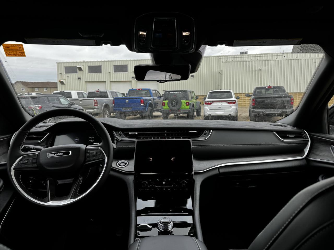 2025 Jeep Grand Cherokee Limited 4x4 | V6 | Luxury Tech | Pano Sunroof | NAV | Backup Camera I Black Package I Heated Seats Redwater AB