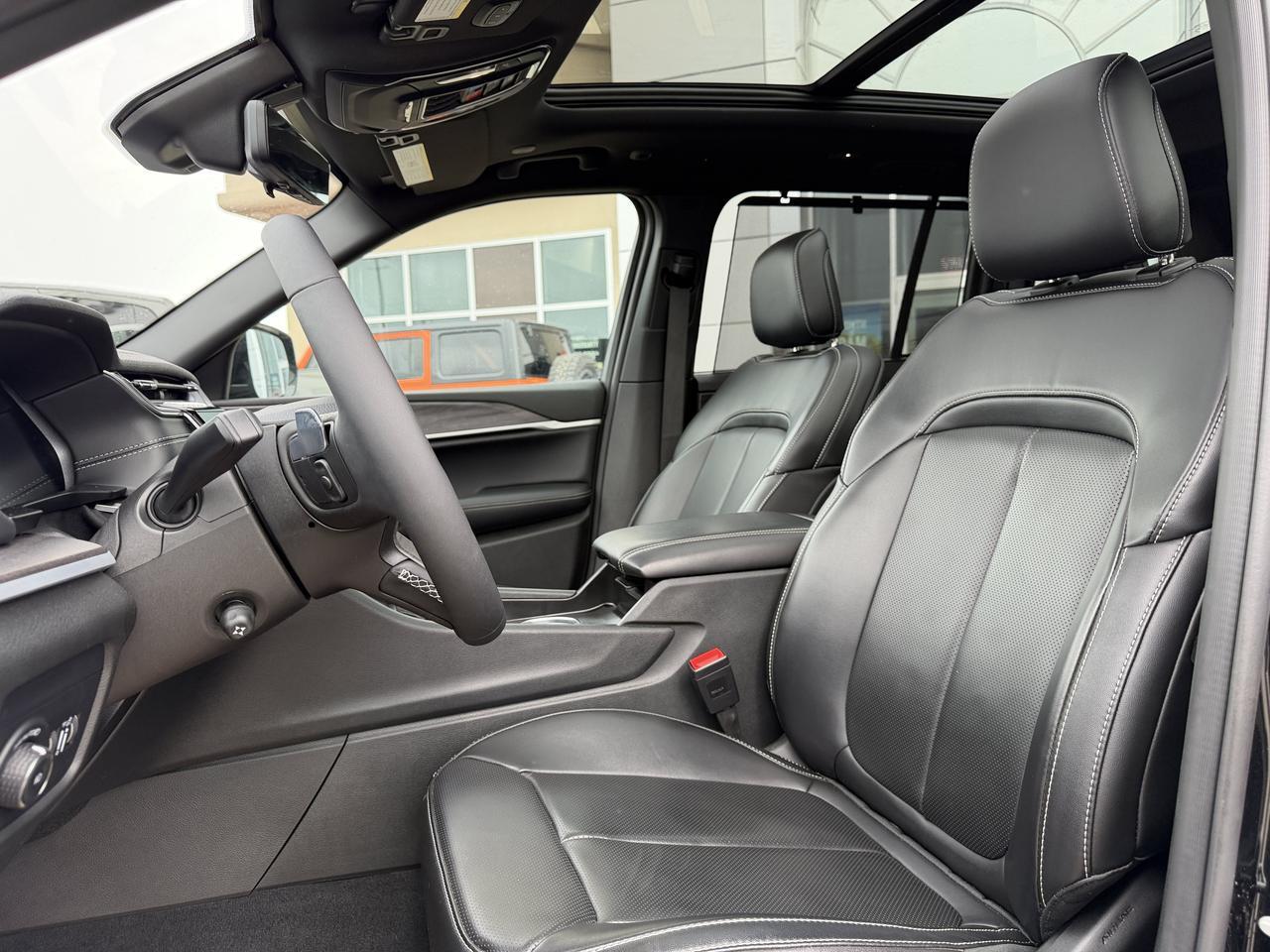 2025 Jeep Grand Cherokee Limited 4x4 | V6 | Luxury Tech | Pano Sunroof | NAV | Backup Camera I Black Package I Heated Seats Redwater AB