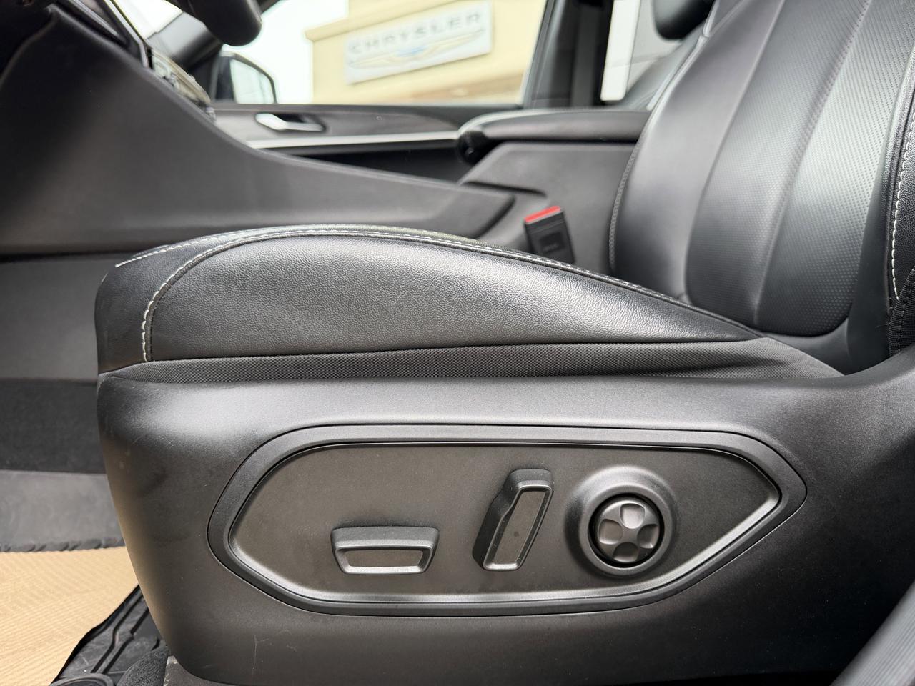 2025 Jeep Grand Cherokee Limited 4x4 | V6 | Luxury Tech | Pano Sunroof | NAV | Backup Camera I Black Package I Heated Seats Redwater AB