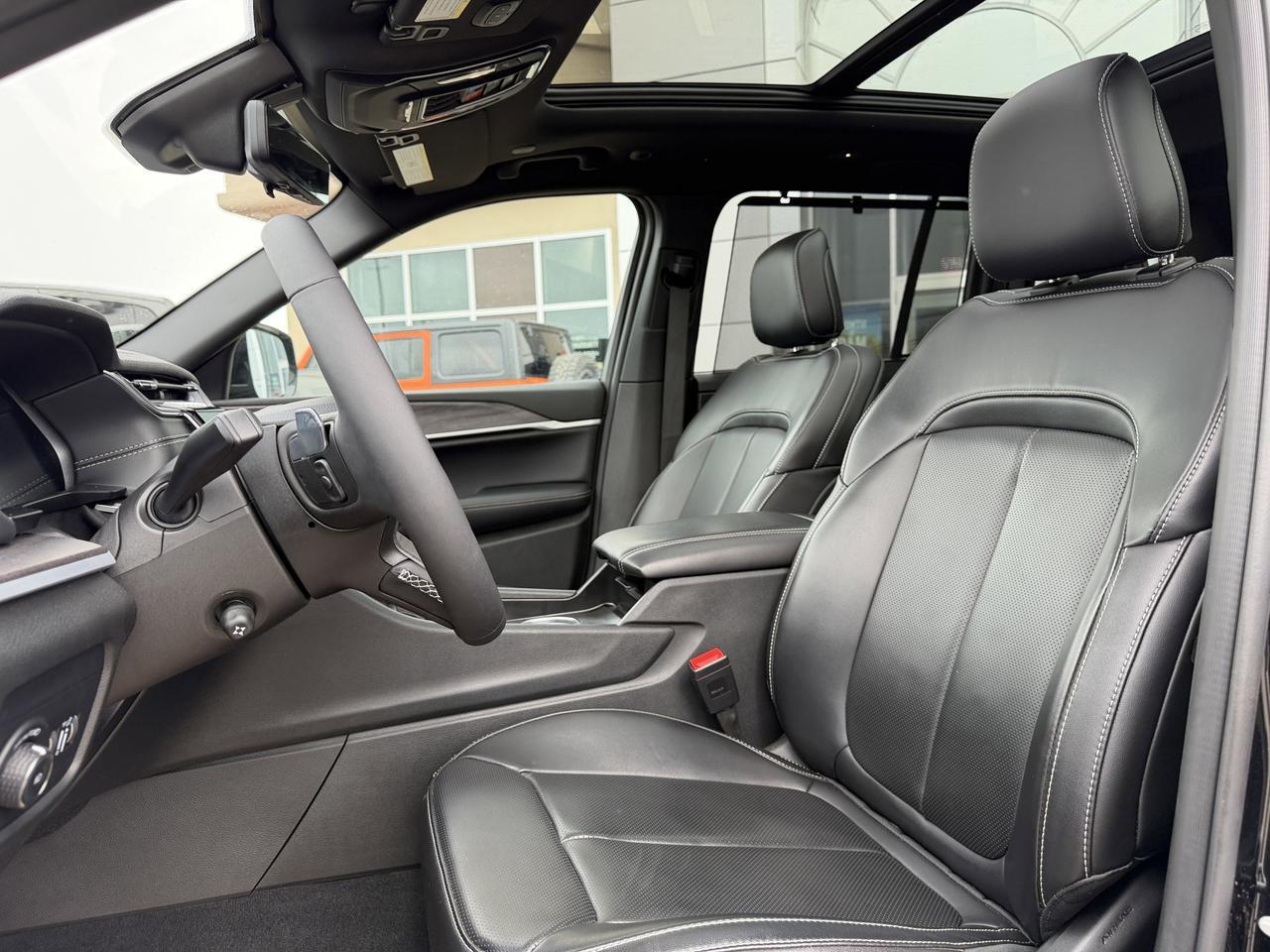 2025 Jeep Grand Cherokee Limited 4x4 | V6 | Luxury Tech | Pano Sunroof | NAV | Backup Camera I Black Package I Heated Seats Redwater AB