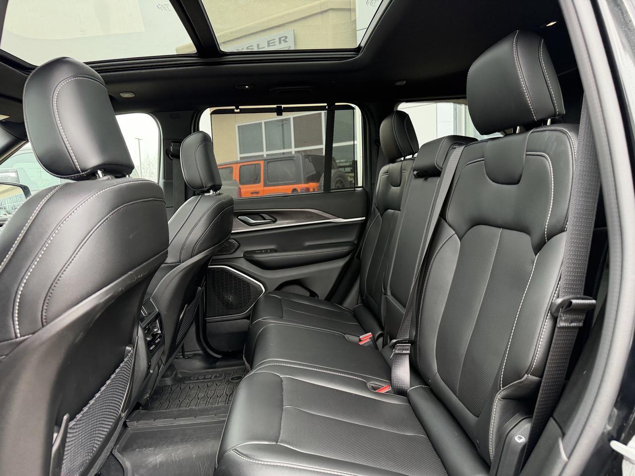 2025 Jeep Grand Cherokee Limited 4x4 | V6 | Luxury Tech | Pano Sunroof | NAV | Backup Camera I Black Package I Heated Seats Redwater AB